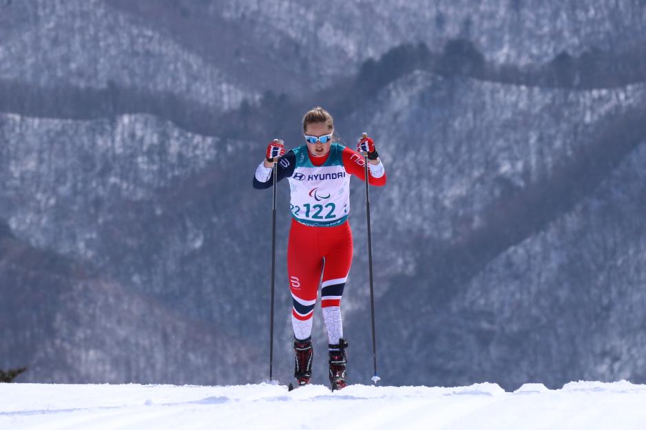 Skil&oslash;per Vilde Nilsen staker i skil&oslash;ypa