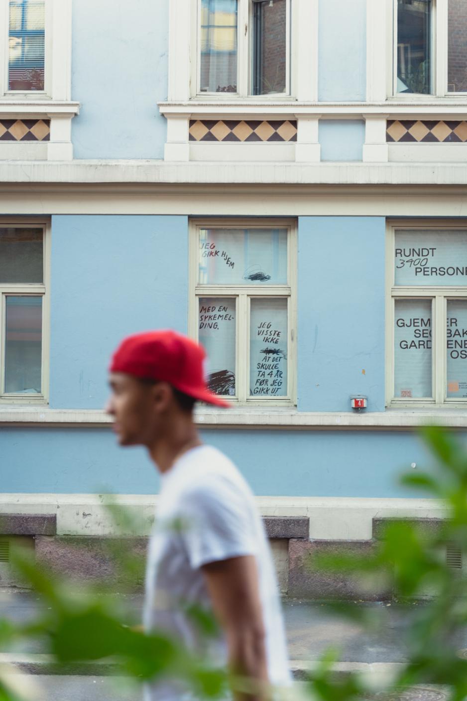 mann g&aring;r forbi vinder i oslo