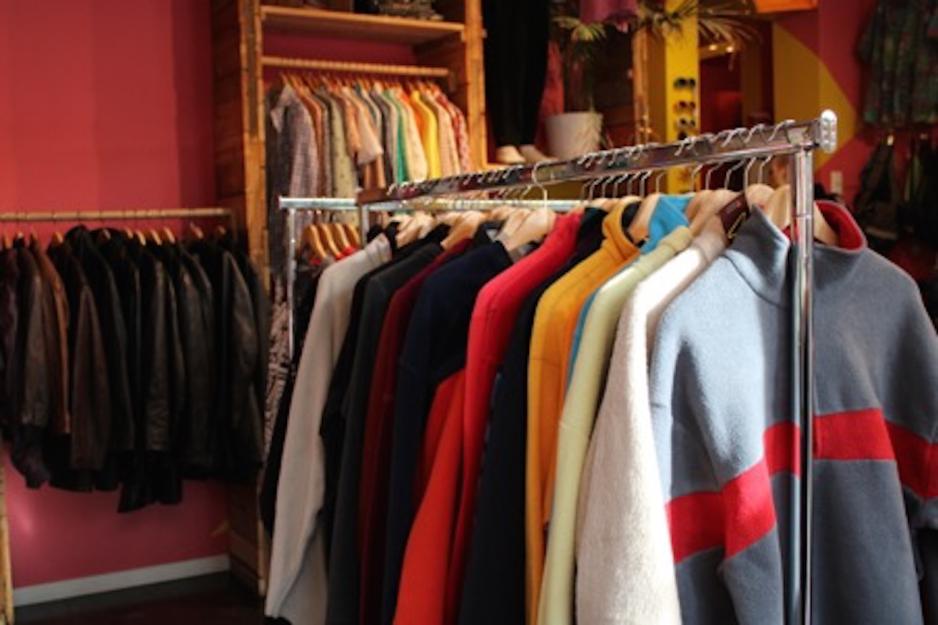 Bilde av fleecejakker og andre kl&aelig;r p&aring; en bruktbutikk, Vintage Wear. 