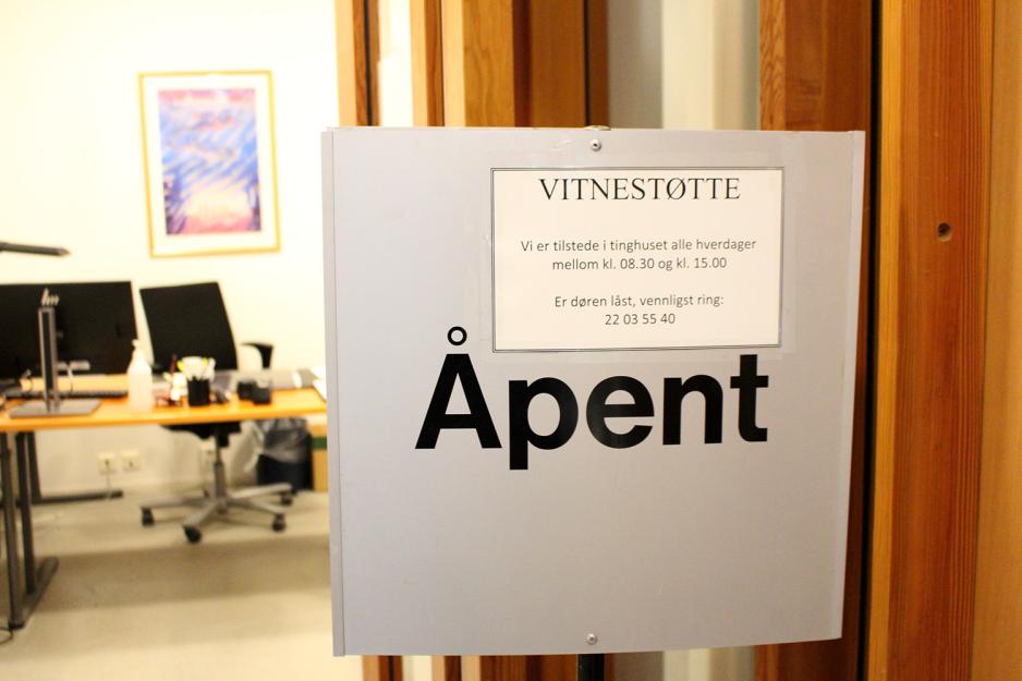Skilt utenfor r&oslash;de kors vitnest&oslash;tte sitt kontor p&aring; tinghuset hvor det st&aring;r &aring;pningstider