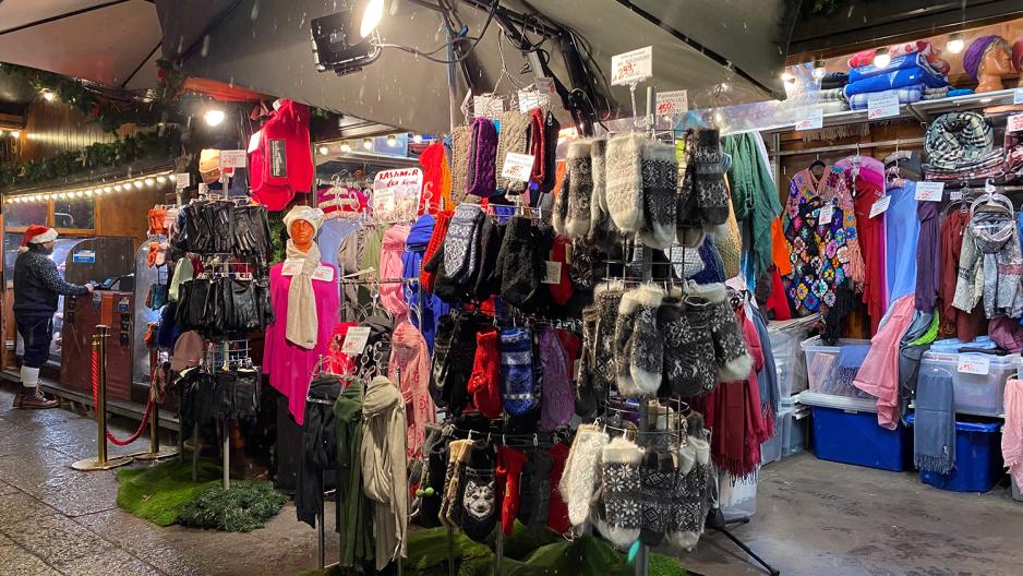 Votter og annet strikket t&oslash;y i en bod 