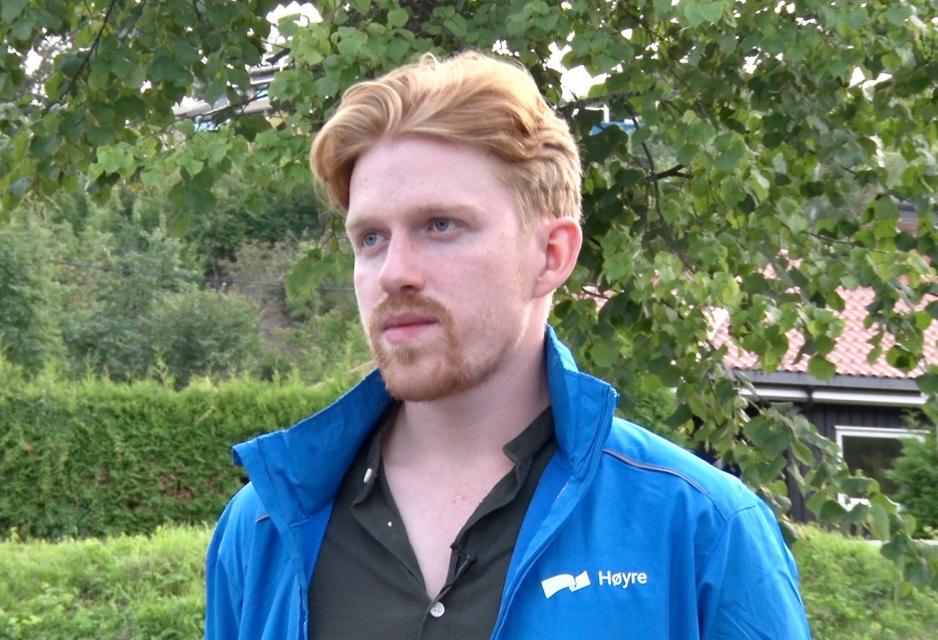 Mann i bl&aring; h&oslash;yre-jakke