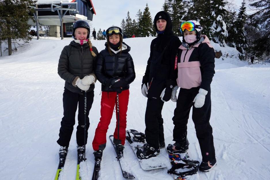 Fire videreg&aring;endeelever p&aring; toppen av alpinanlegget p&aring; Tryvann