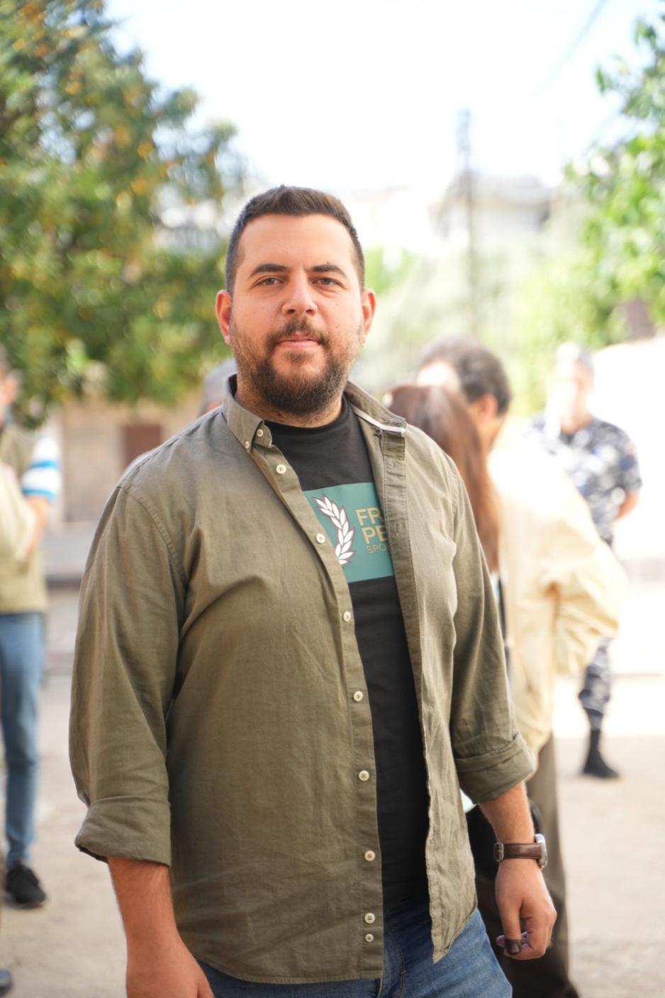 En mann st&aring;r med hendene i lommen