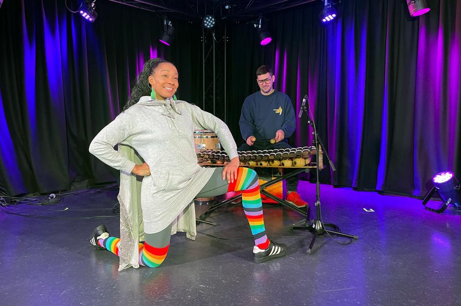 Bildet viser Maria Lotus Karlsen og Xander Crook som holder barneforestilling p&aring; Popsenteret. 