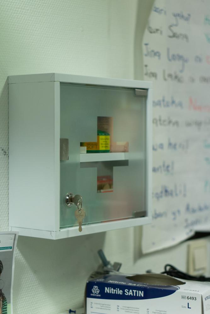 P&aring; kontoret p&aring; X-Ray henger et medisinskap med diverse hygieneartikler og f&oslash;rstehjelp. 