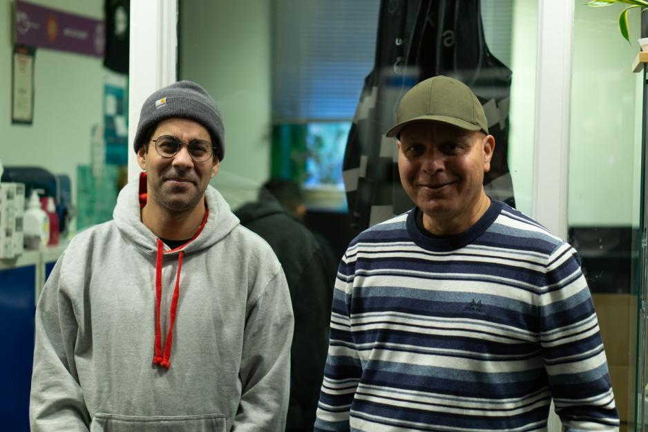 Adeel Khan og Faroog Farooqi st&aring;r p&aring; kontoret p&aring; ungdomskulturhuset X-ray