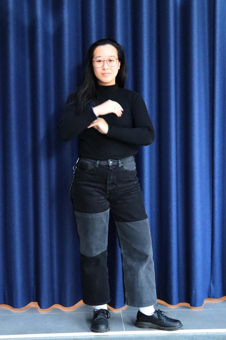 Xueqi Pang fra topp til t&aring; med hender i bevegelse