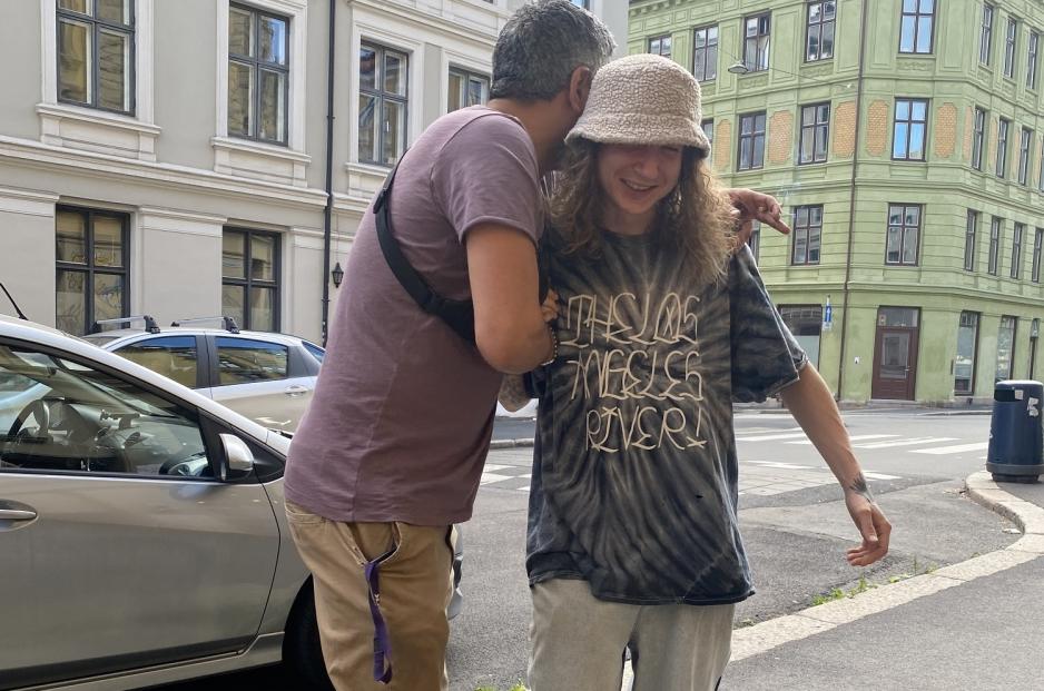 Yosef Hadoui hilser p&aring; en fan. 