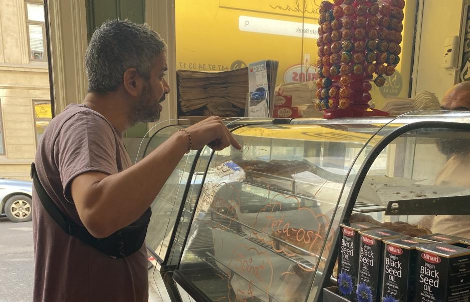 Yosef Hadoui peker p&aring; glassdisken. 