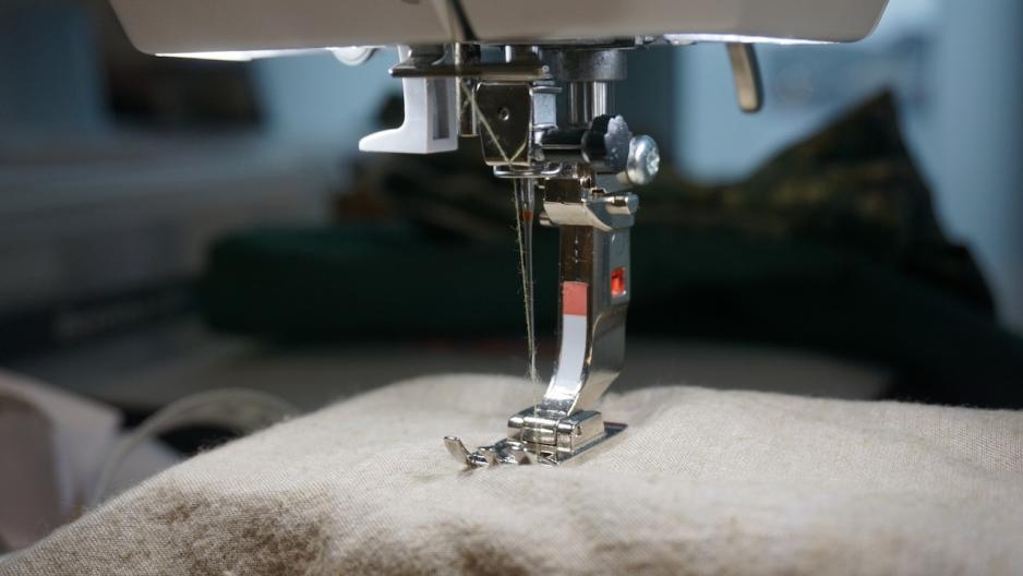 N&aelig;rbilde av en symaskinn&aring;l. 