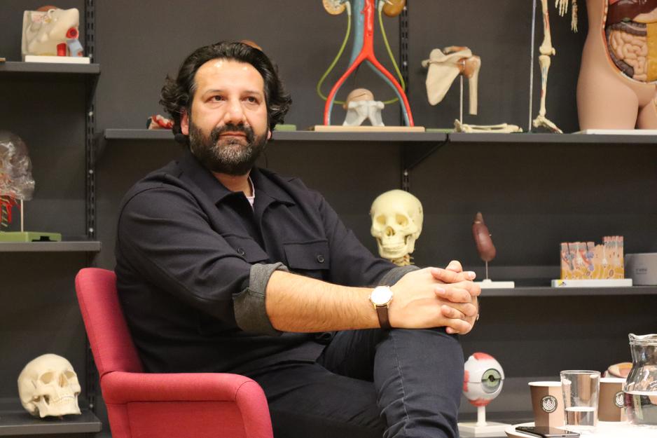 Zaman ser mot h&oslash;yre og tenker 