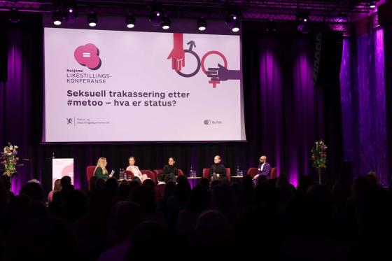 Fullsatt sal p&aring; sentralen under &aring;rets likestillingskonferanse. I panelet satt (fra h&oslash;yre): Ashan Nishantha (direkt&oslash;r for Diskrimineringsnemnda), Sofie Fr&oslash;ysaa (#metoo-aktivist, l&aelig;rer og komiker), Camara Lundestad Joof (dramatiker og forfatter) og Anette T