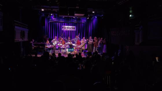 Bilde av jazzbandet HELLO WORLD p&aring; Victoriascene