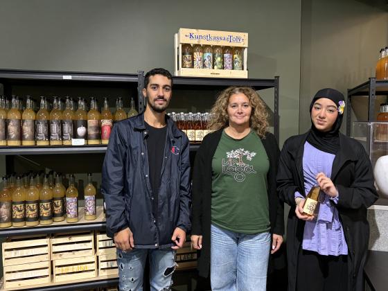 Frivillige i L&iacute;f laga i utsalgsbutikken Syovnerhagen