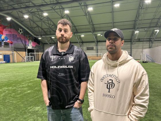 Bilde av Isak Peter Brodahl og David Driscoll i fotballhallen.