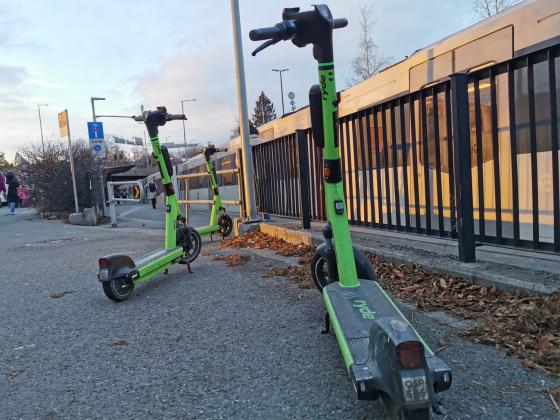 Elsparkesykler parkert ved t-banestasjonen p&aring; Smestad