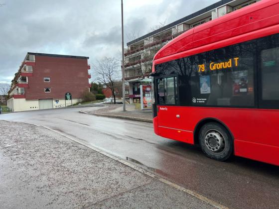Her stopper bussen p&aring; Lindeberg T bussholdeplass, rett ved senteret og T-banestasjonen