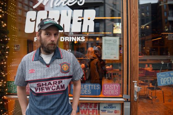 Joakim Neerg&aring;rd foran en butikk