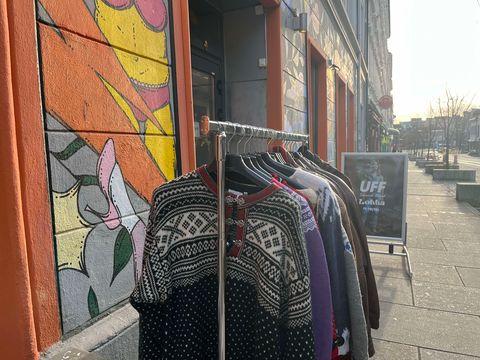 Et bilde utenfor bruktbutikken UFF p&aring; Gr&uuml;nerl&oslash;kka
