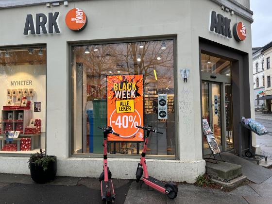 Bilde av butikkvinduet til bokhandelen Ark p&aring; Grunerl&oslash;kka. I vinduet er en oransje plakat hvor det st&aring;r "Black Week -40%"