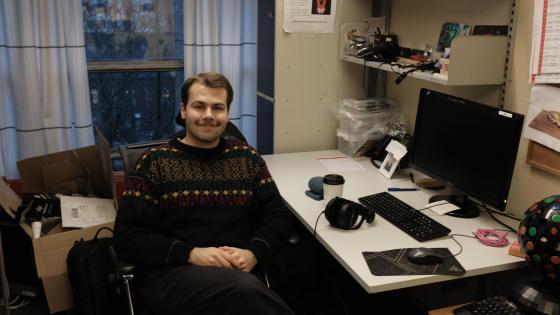 Prosjektlederen for Nova Uten Grenser sitter p&aring; kontoret.