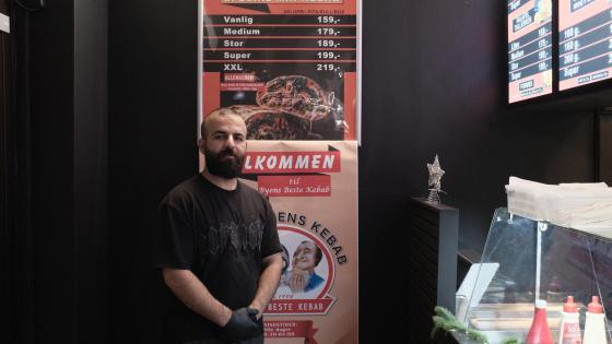 Sjefen for Dronningens kebab, Khirid Almohommade, i de nye lokalene deres i Pl&oslash;ens gate ved Youngstorget.