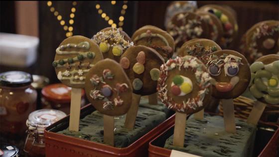 Pepperkaker p&aring; ispinner st&aring;r stilt opp p&aring; rader i bokser. kakene er pyntet i glasur og non-stop 