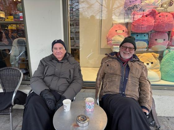 To menn med lue og boblejakke i stoler utenfor Kaffebrenneriet p&aring; Gr&uuml;nerl&oslash;kka