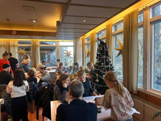 Det var mange som m&oslash;tte opp til pepperkakehuspynting p&aring; Oppsal