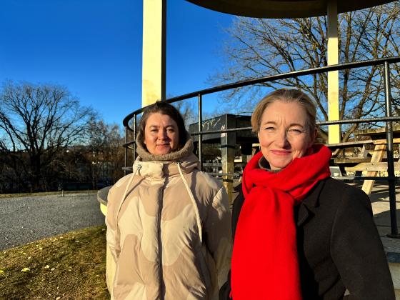 Bildet viser to damer foran paviljongen p&aring; Torshov 