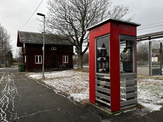 &Aring;stedet: Telefonkiosken ved Kjels&aring;s stasjon. Foto: Per Sekse Eggen.