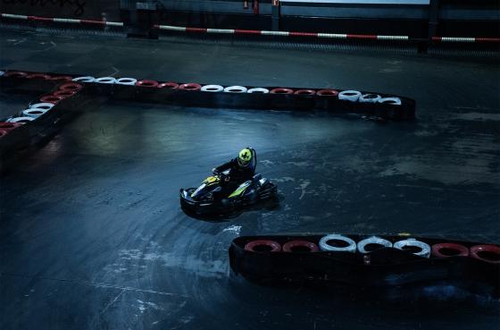 En gokart som fors&oslash;ker en knapp sving, sett fra et fugle perspektiv