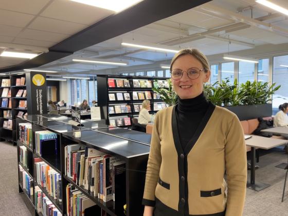 Hege Undem Store st&aring;r i biblioteket i Pilestredet 48.