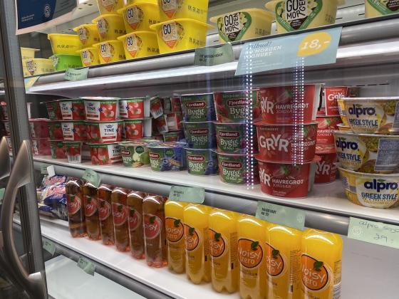 Matvarer i kj&oslash;leskap i en kantine.