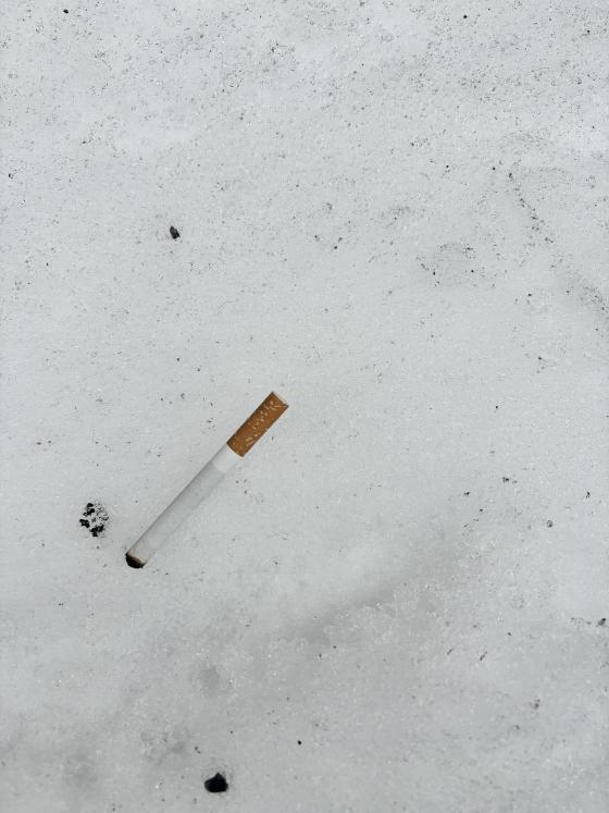 Bildet viser en sigarett i sn&oslash;en