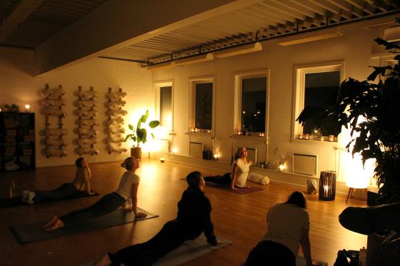 Her utf&oslash;rer gruppen dagens solhilsen p&aring; Yogal&aring;ven.