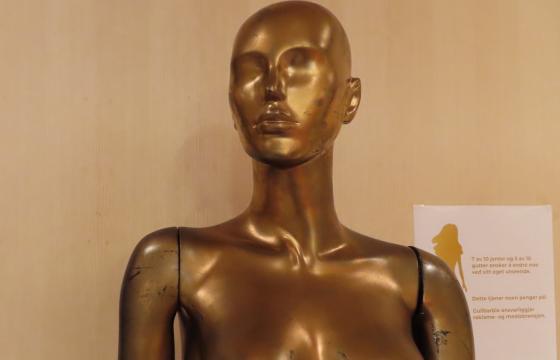 Gullbarbie - mannekeng er n&aelig;rmere