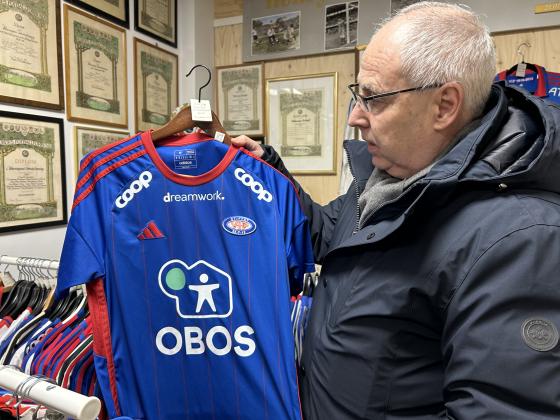 Jarle Teig&oslash;y holder opp en V&aring;lerenga-drakt.