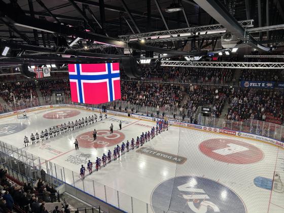 Jordal Amfi under nasjonalsangen f&oslash;r kampstart.