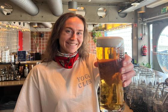 Marie Vesterlid som er barsjef i Glassbaren, sk&aring;ler mot kamera