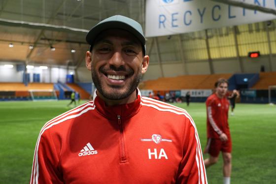 Haitam Aleesami smiler til kamera i en fotballhall