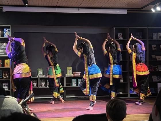 Tamilsk dans for &aring; markere kvinnedagen 