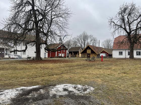 Tveten g&aring;rd p&aring; tveita, en stor og tom g&aring;rdsplass