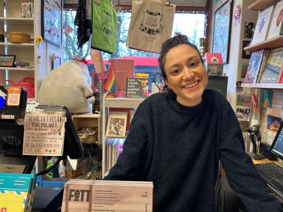 Bildet er av Angelique Heggheim bak disken i Sagene Bokhandel