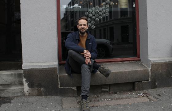 Kj&oslash;kkensjef Jan Robin Ektvedt sitter utenfor lokale for ny virksomhet, som ligger i Torshovgata.  