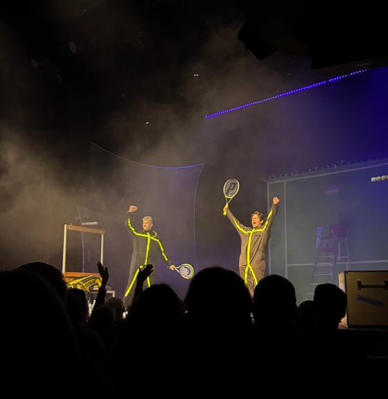 Odd Magnus Williamson og Jacob Oftebro med hendene i v&aelig;ret som ser ut mot publikum. 