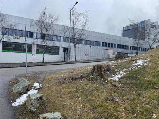 Et tynt lag med sn&oslash; har lagt seg utenfor en Kiwi-butikk p&aring; Holmlia.