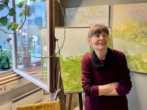 Maaike Lahaise foran sin egen kunst i Startblokka p&aring; Linderud. 