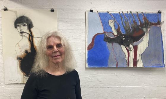 Kvinne foran to malerier